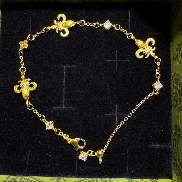 Jewelry - Elegant Gold Fleur-de-Lis Bracelet